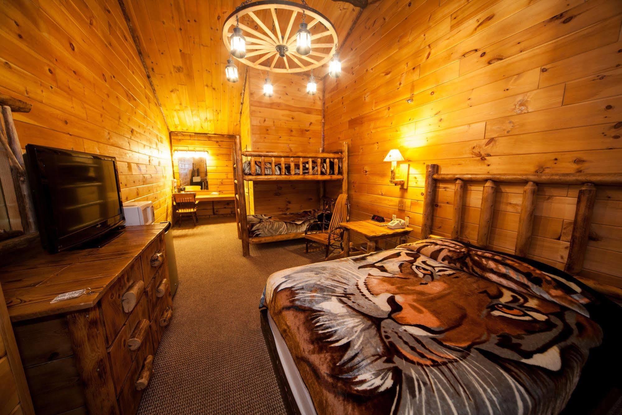 Log Cabin Lodge & Suites Jones Mills Exteriör bild